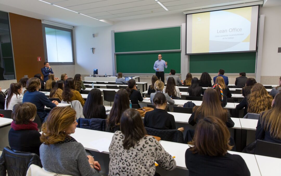 Carlos Achaerandio, director de ACMP, imparte una conferencia sobre Lean Office en la Universidad de Navarra